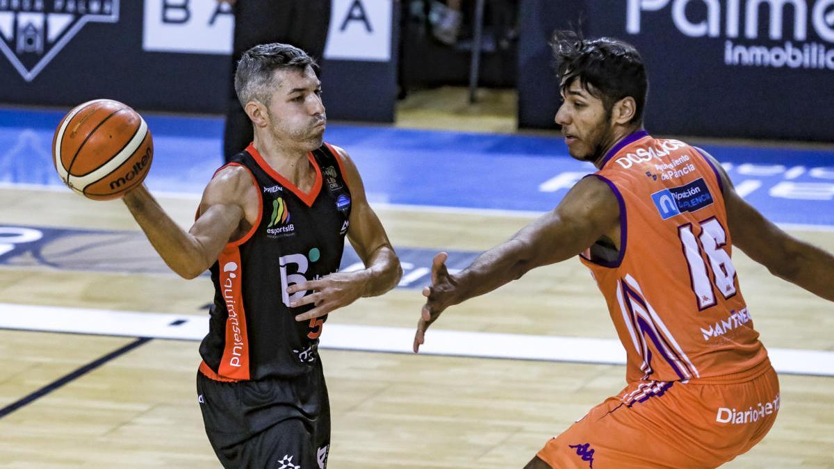 Bivià pasa el balón en un partido de la pasada temporada.