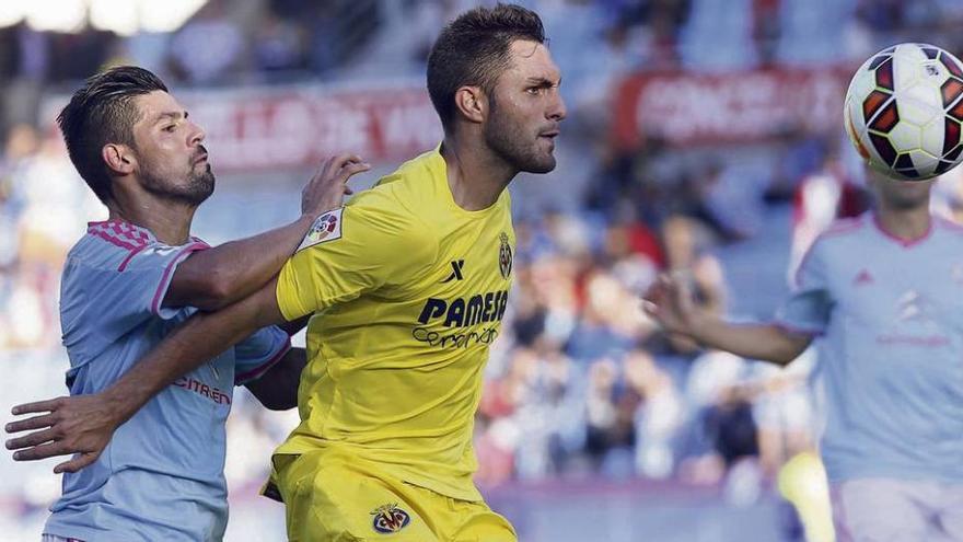 Nolito pugna por el balón con un jugador del Villarreal en el partido celebrado ayer en Balaídos.