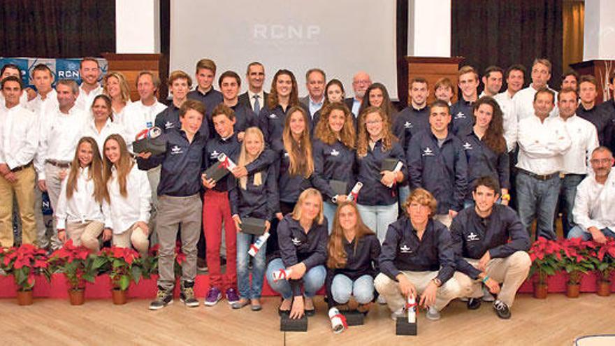 Todos los deportistas premiados por el club posaron al final del acto.