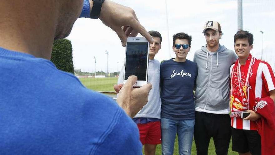 Amorebieta se fotografía con aficionados del Sporting ayer en Mareo.