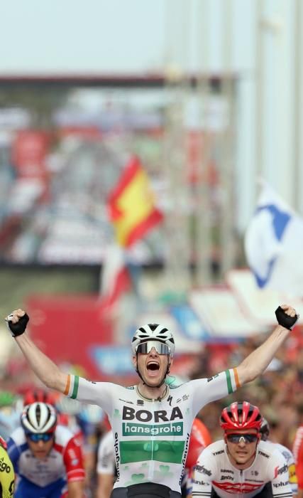 Sam Bennett gana la tercera etapa de la Vuelta.