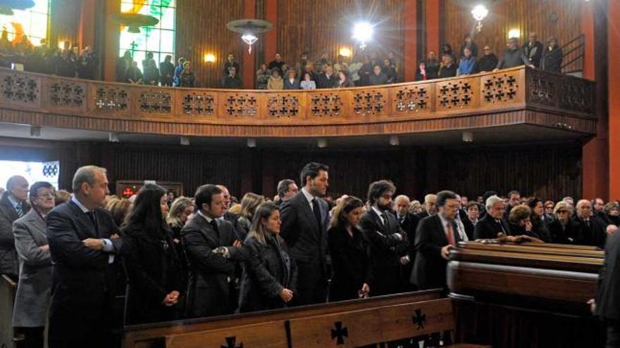 Los hijos de Laura Campa, durante el funeral, en el primer banco de la iglesia.