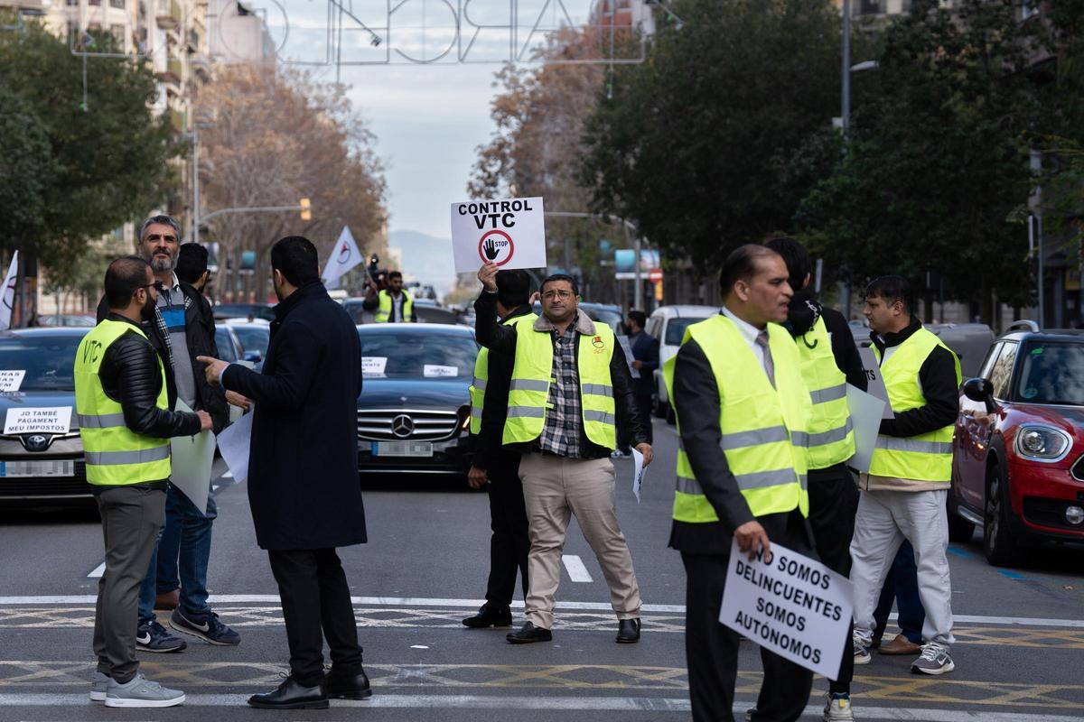 Marcha lenta de conductores de VTC por el centro de Barcelona