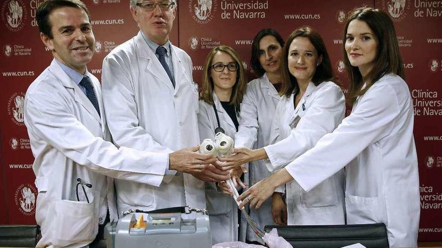 El director de Cirugía Cardíaca de la CUN, Gregorio Rábago (2i), junto a médicos y enfermeras. // J. Diges