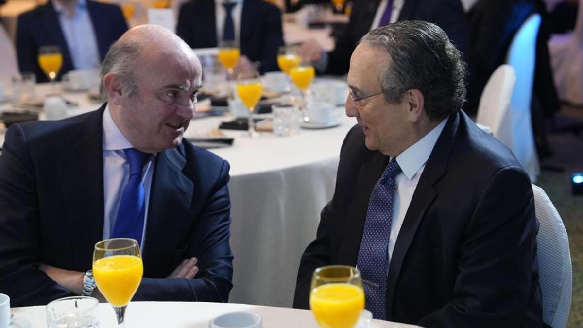 El vicepresidente del BCE, Luis de Guindos, junto al presidente del grupo Prensa Ibérica, Javier Moll.