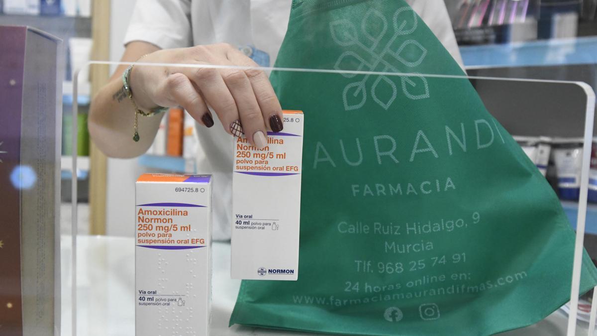 Amoxicilina pediátrica de jarabe en una farmacia de Murcia.