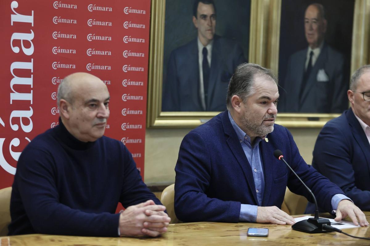 El presidente de la Cámara de Comercio, Carlos Paniceres, y el presidente de la Asociación de Alojamientos Rurales de Asturias (ARCA), Jaime García, firman un convenio de colaboración. Salón de plenos de la Cámara de Comercio