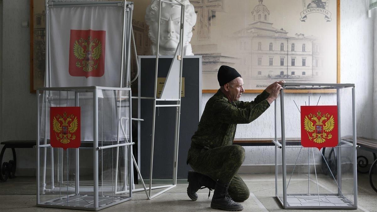 Preparación de las urnas para las elecciones presidenciales de Rusia en la ciudad de Stavropol