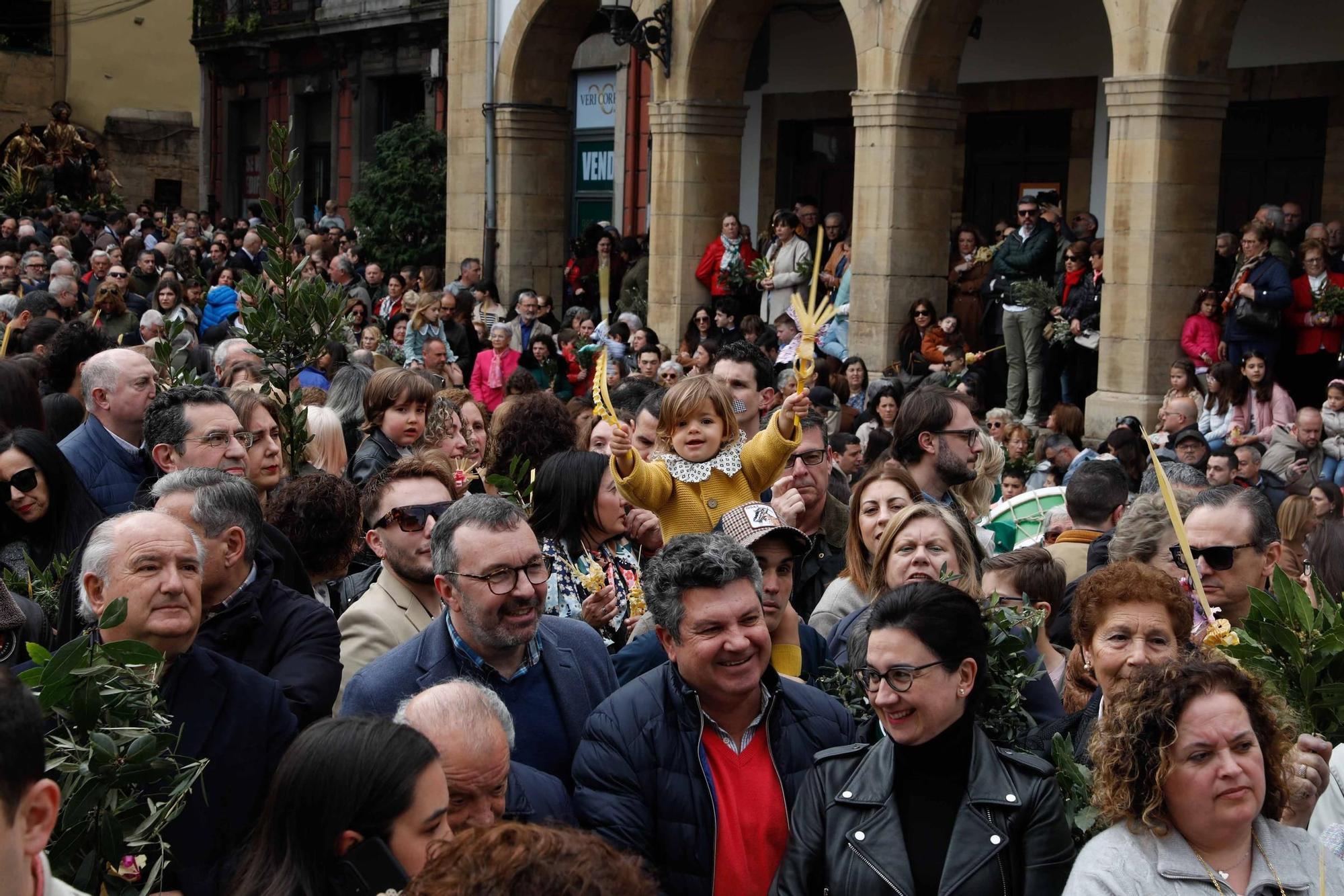 Multitudinaria bendición de ramos y procesión de La Borriquilla en Avilés