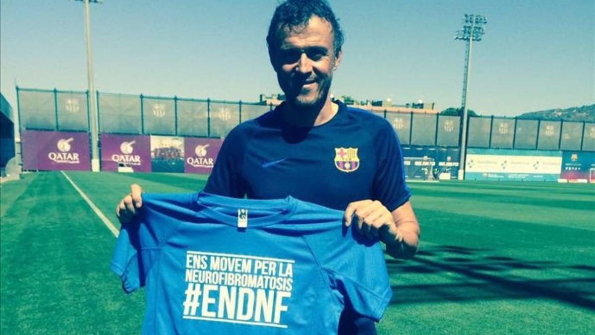 Luis Enrique posa con una camiseta que debe ayudar a recaudar fondos