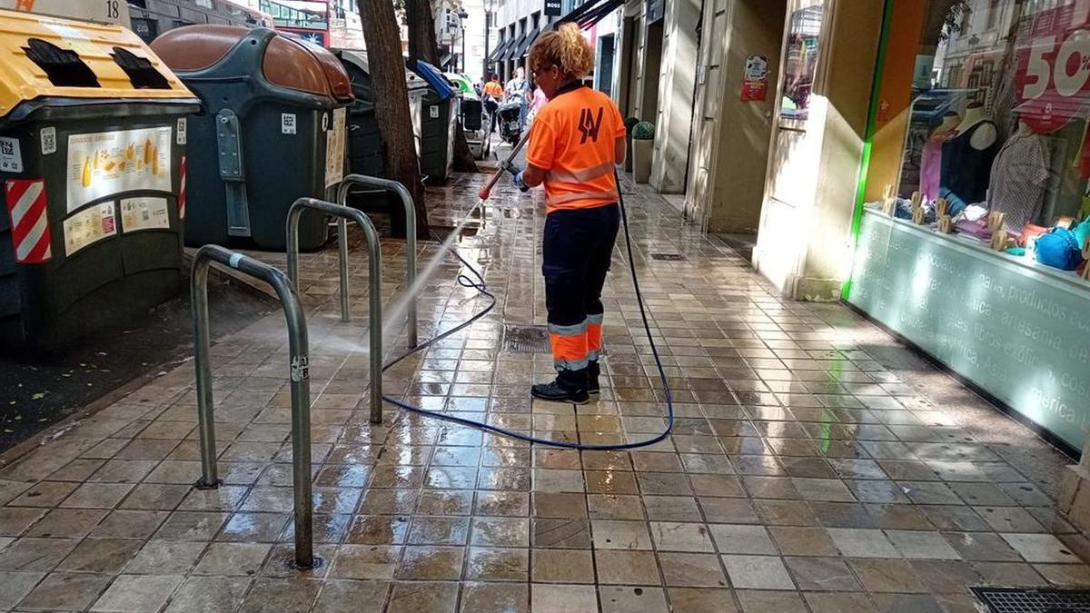 Trabajos de limpieza en la ciudad de València.