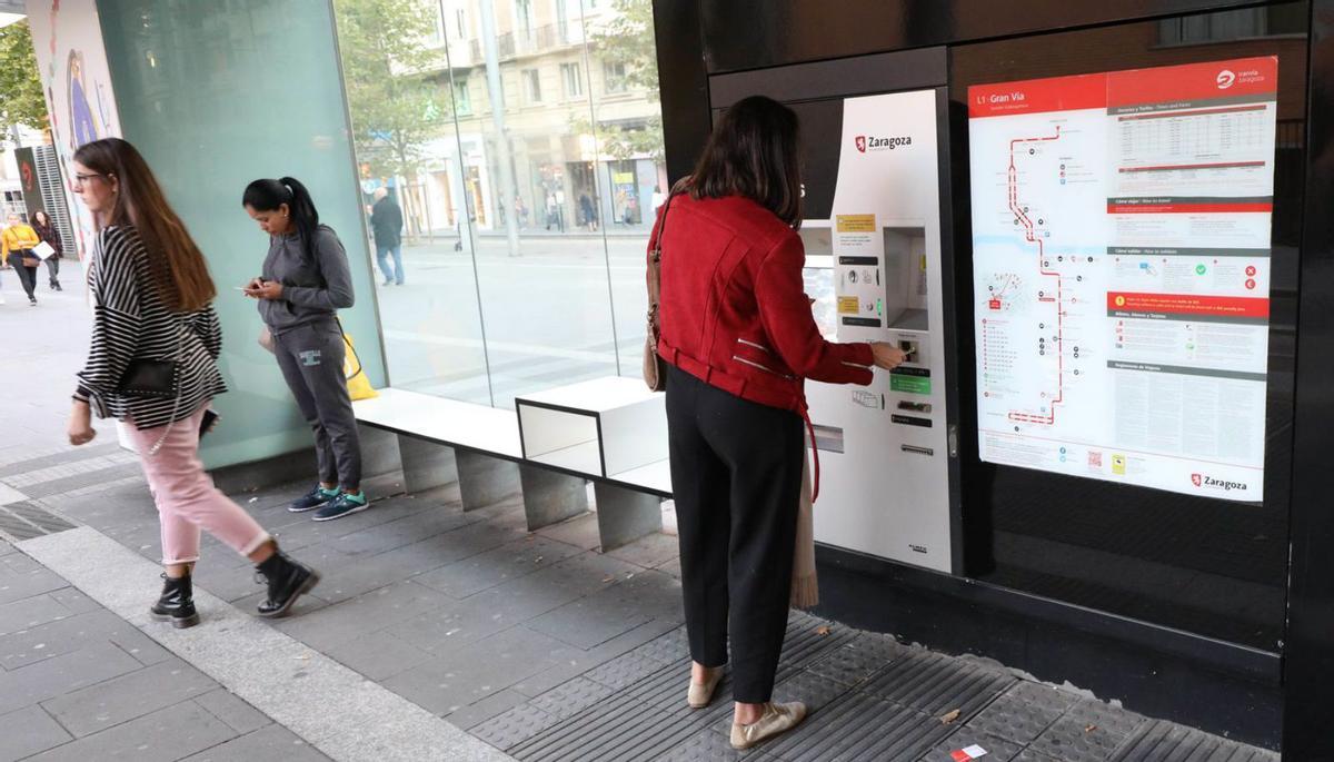Una mujer recarga su tarjeta en una máquina de la parada del tranvía.  | ÁNGEL DE CASTRO