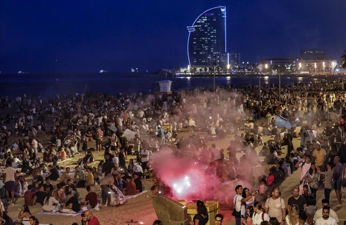 En Barcelona ciudad, había 16 hogueras autorizadas -los bomberos actuaron esta madrugada en seis hogueras no autorizadas- y un centenar de casetas para la venta de petardos, según fuentes municipales. Las playas de la ciudad fueron tomadas por unas 60.000 personas entre locales y turistas.