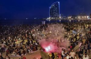 En Barcelona ciudad, había 16 hogueras autorizadas -los bomberos actuaron esta madrugada en seis hogueras no autorizadas- y un centenar de casetas para la venta de petardos, según fuentes municipales. Las playas de la ciudad fueron tomadas por unas 60.000 personas entre locales y turistas.