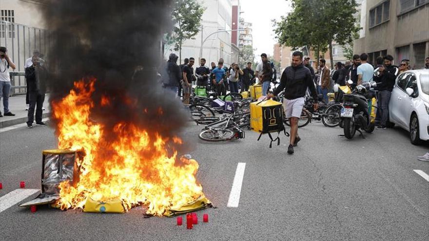 ‘Gloveros’ queman mochilas ante la sede de Barcelona