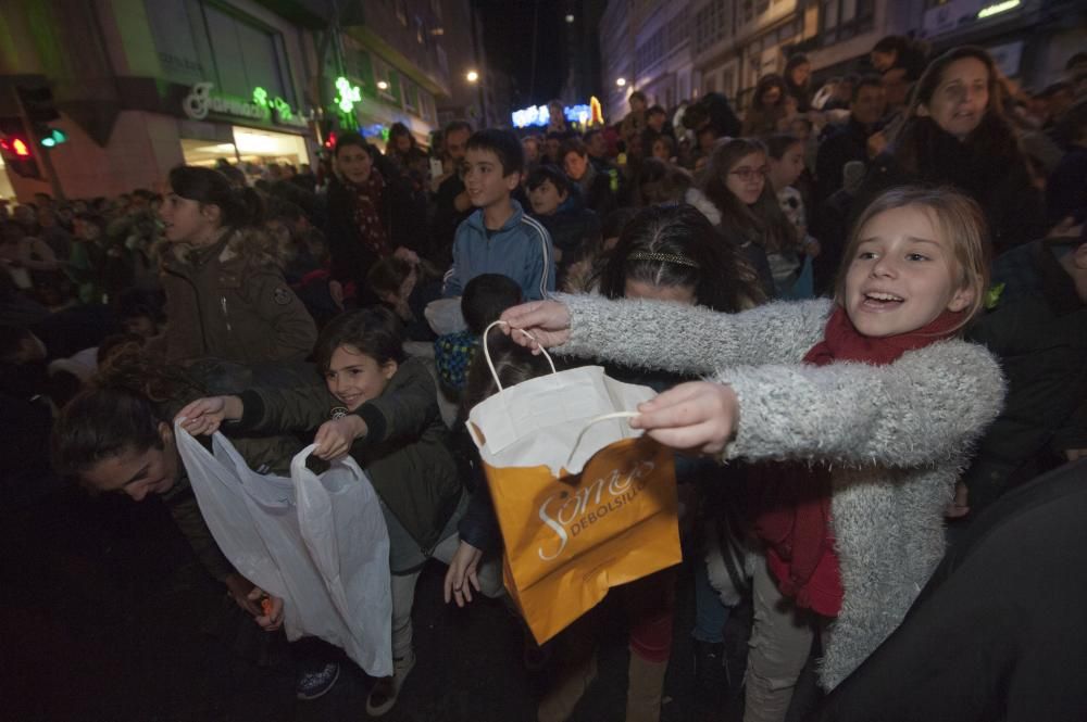 Melchor, Gaspar y Baltasar han recorrido los barrios de la ciudad con sus 13 carrozas y un total de 464 figurantes.