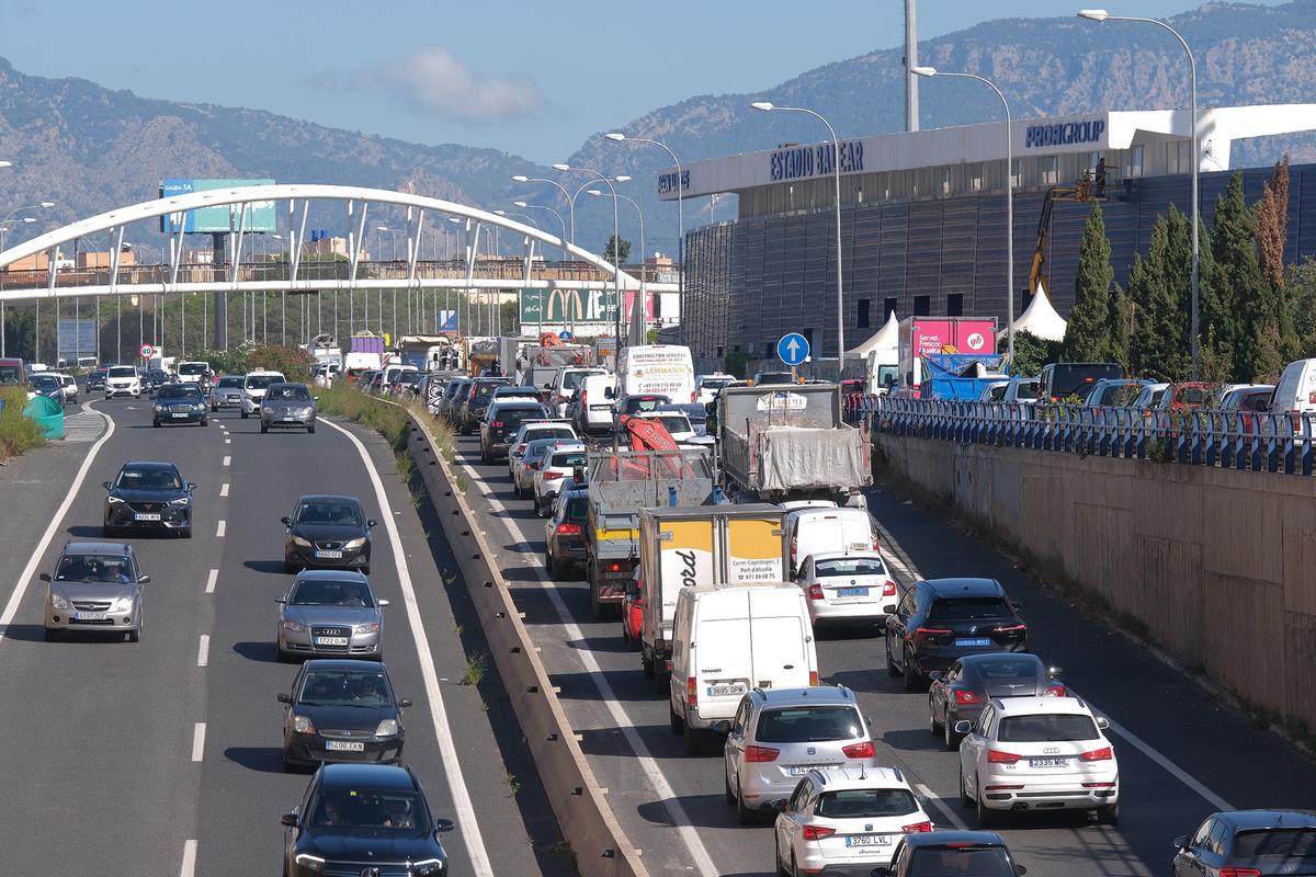 FOTOS: Monumental atasco en la Vía de Cintura de Palma por el vuelco de un coche FOTOS: Monumental atasco en la Vía de Cintura de Palma por el vuelco de un coche