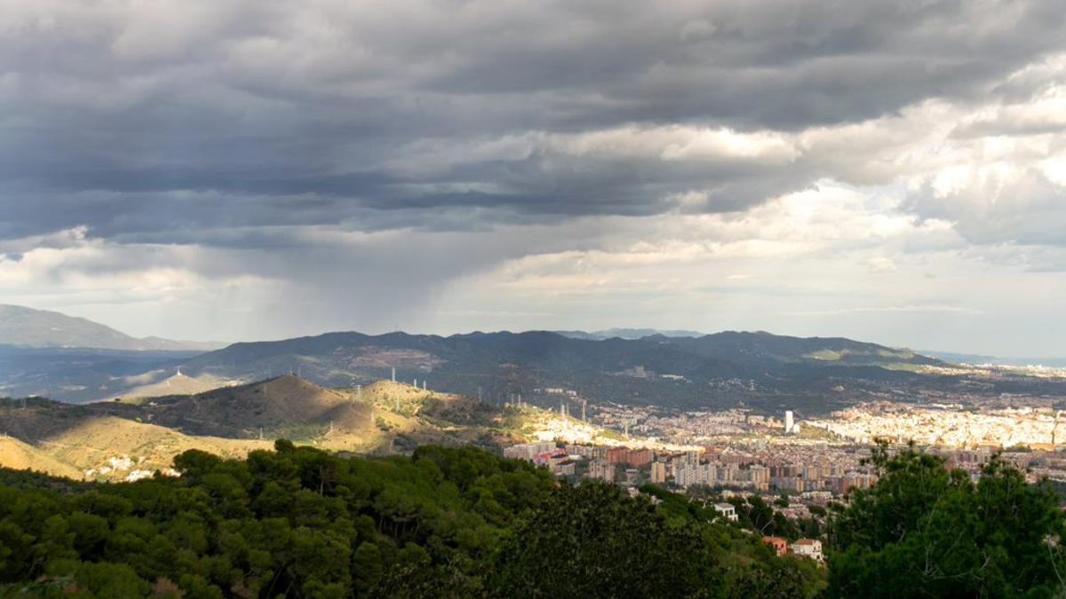 Nubes de lluvia sobre el área de Barcelona.