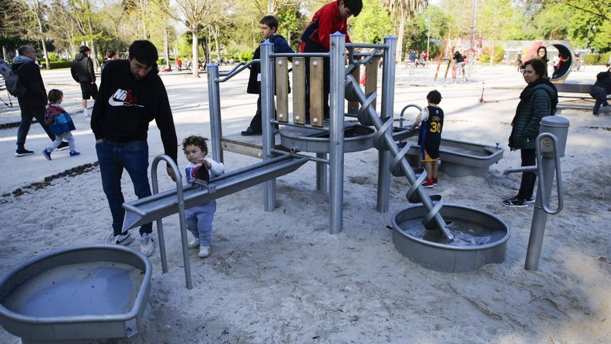 Nuevas diversiones en los parques de Gijón: así disfrutan los pequeños de las novedades en las zonas infantiles