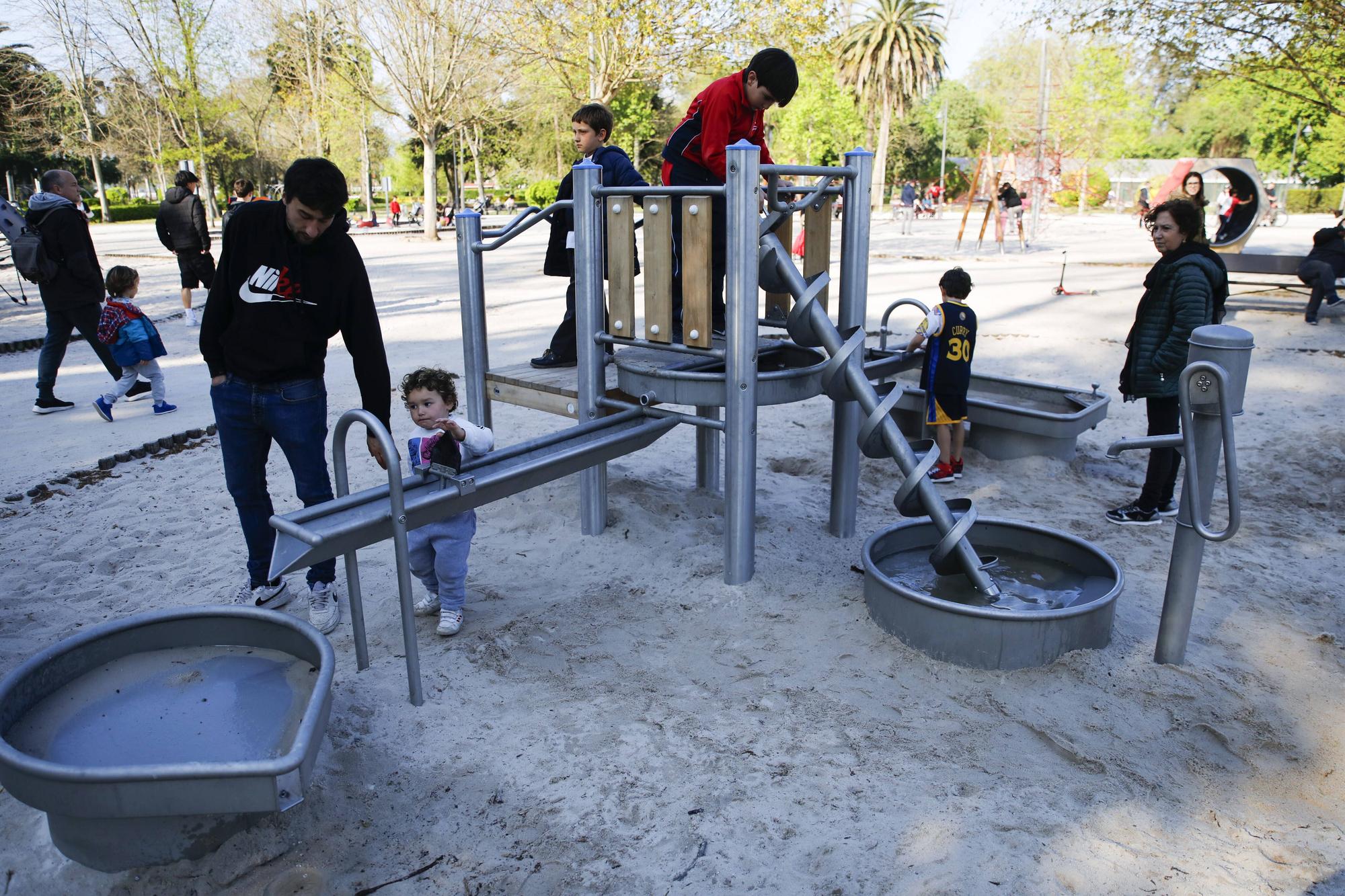 En imágenes: Nuevas diversiones en los parques de Gijón: así disfrutan los pequeños de las novedades en las zonas infantiles