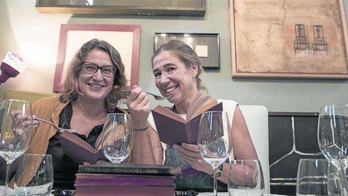 Ada Castells (izquierda) y Ada Parellada (derecha), en el restaurante Semproniana, que acogerá las cenas literarias y talleres gastronómicos.