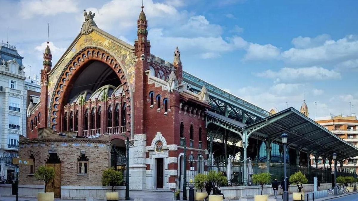 Ni el Mercado Central de Valencia, ni la Boquería de Barcelona: el mercado más espectacular de España es una joya del Modernismo hecha de hierro, cerámica y cristal