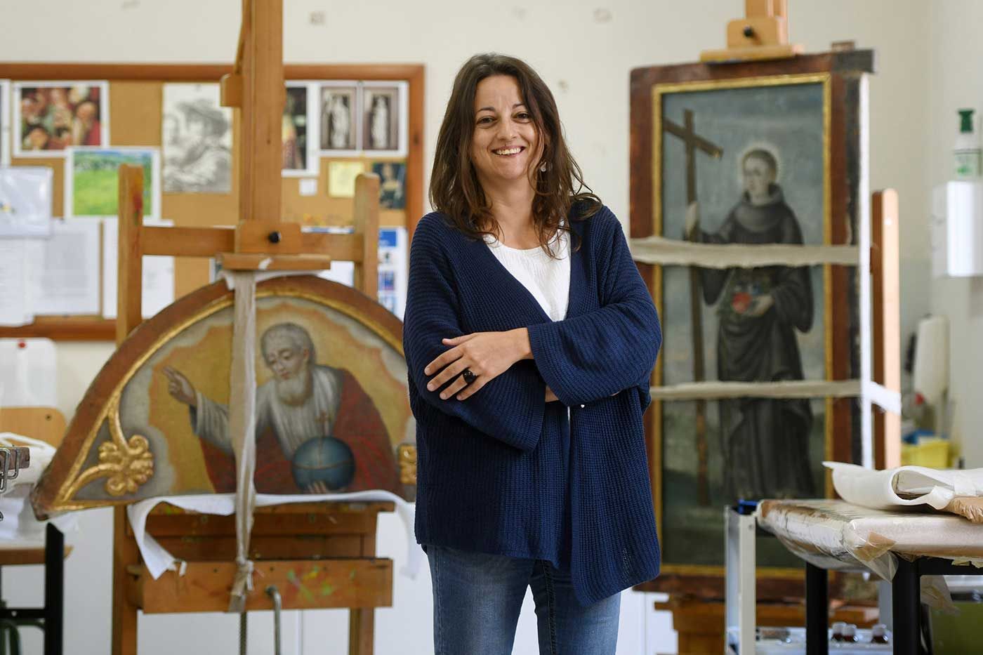 Andrea Fernández en el taller de pintura de la escuela de restauración.
