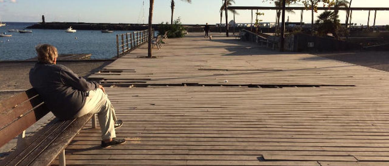 Tablas rotas en una de las tarimas flotantes.