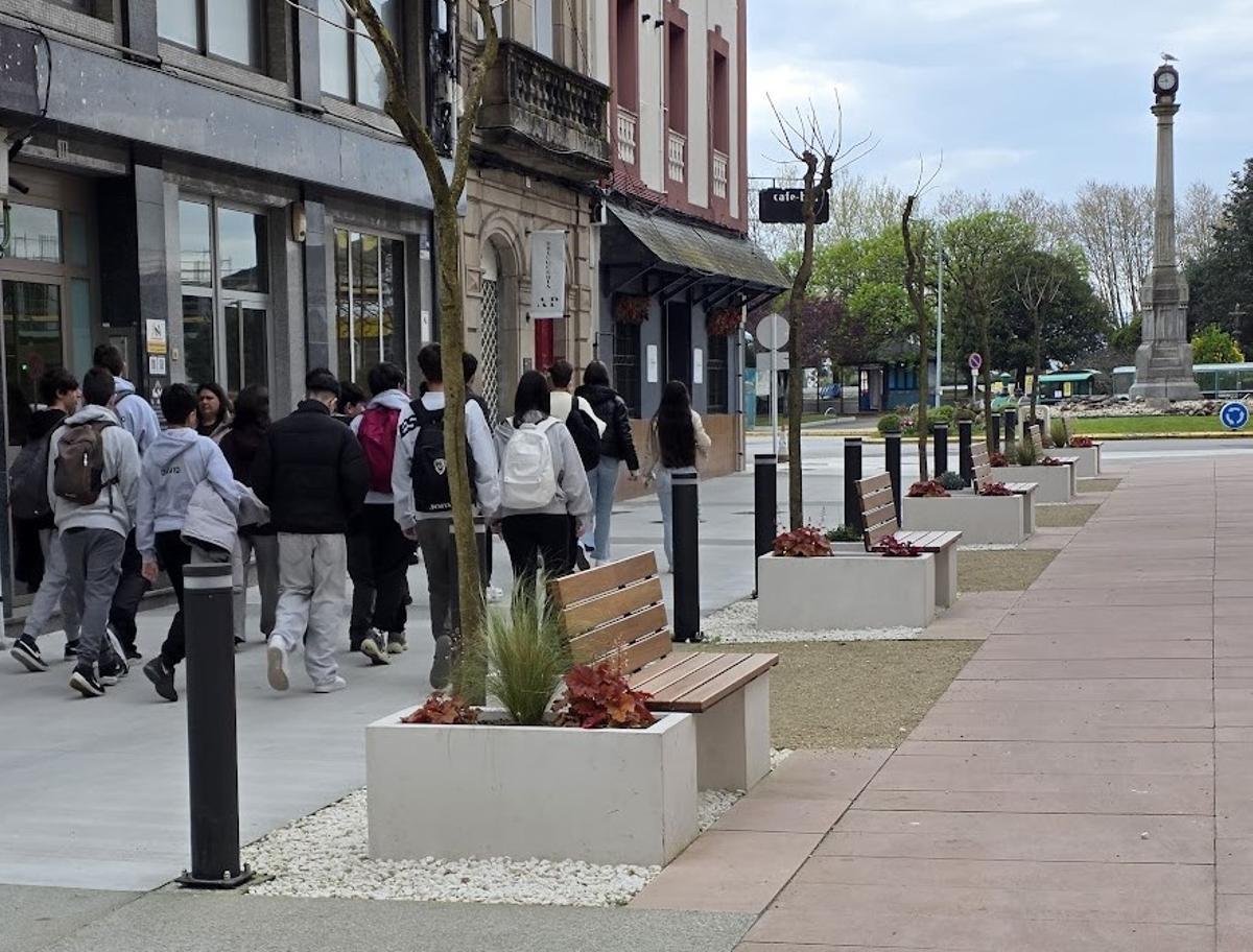 Alumnos madrileños dirigiéndose al bus tras su salida del hotel en el que se alojan, en Vilagarcía, esta mañana.