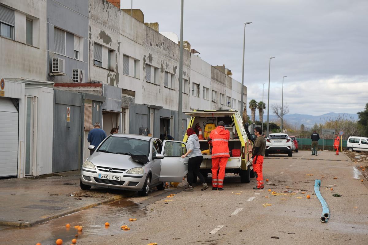Vecinos de Cogullada limpian en barro de sus casas tras la inundación Vecinos de Cogullada limpian en barro de sus casas tras la inundación