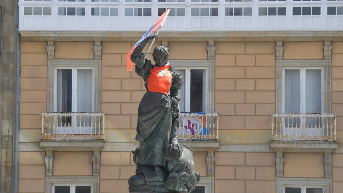 La estatua de María Pita, engalanada con la camiseta y la bandera del Leyma Coruña.