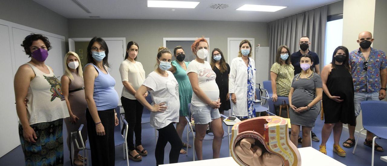 Embarazadas durante una
clase de maternidad en el Centro de
Salud de Ronda Sur con la matrona
Yoya García. ISRAEL SÁNCHEZ
