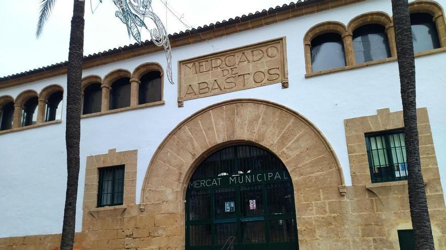 Salvan la vida a un hombre de 75 años que ha sufrido un infarto en el Mercat de Xàbia