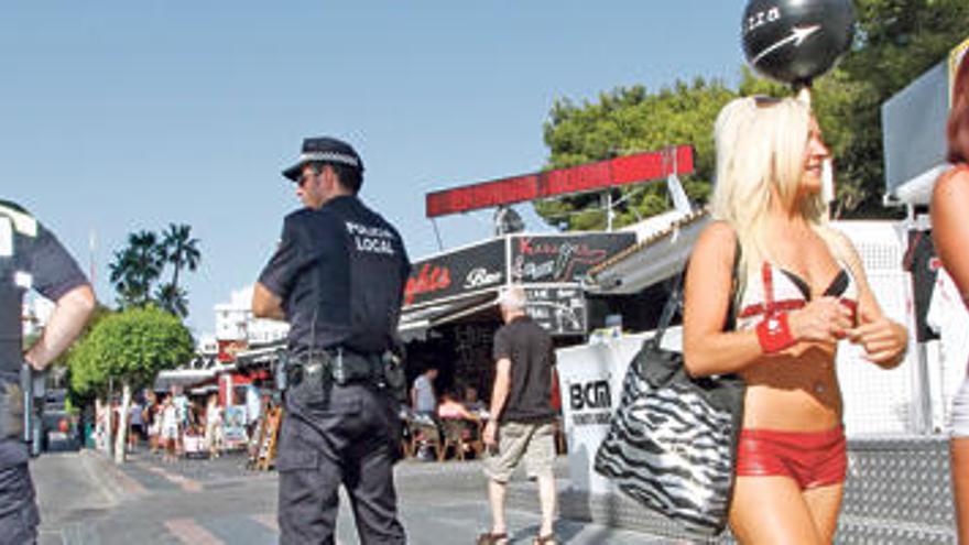 Imagen de una pasada inspección policial diurna en la polémica calle Punta Ballena de Magaluf.