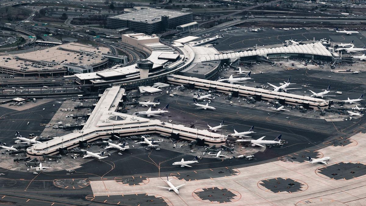 El secretario de Transporte de Trump sugiere que el cierre del Gobierno puede comprometer la seguridad aérea a partir del domingo