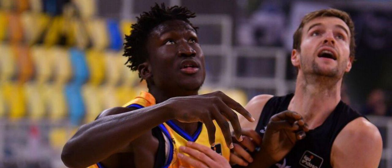 Khalifa Diop y Aaron Doornekamp pelean por un rebote.