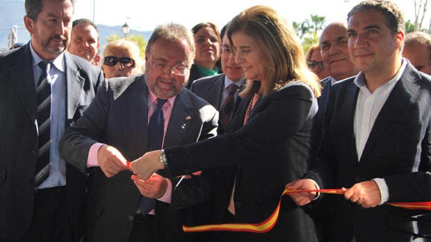 La ministra de Empleo, cortando la cinta en el acto inaugural.