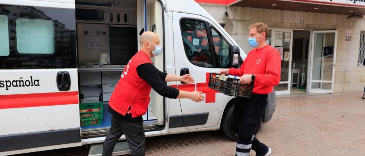 Voluntarios de Cruz Roja cargando alimentos en la furgoneta