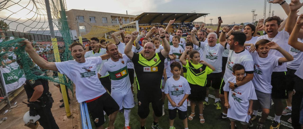 Los jugadores del Elche celebran a Segunda División el ascenso en Villarreal en 2018