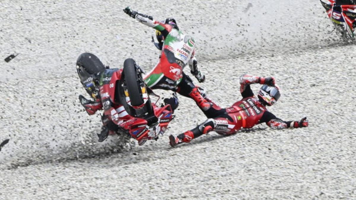 El dramático impacto de Zarco con la moto de Bagnaia