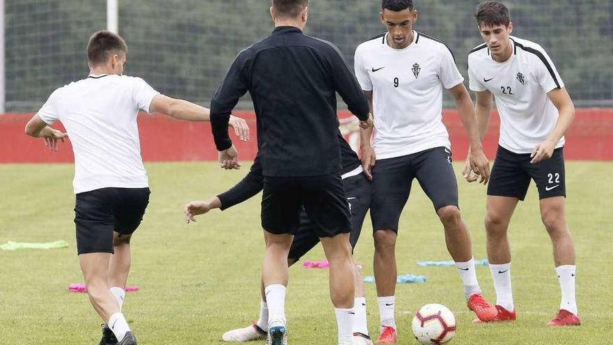 Blackman, segundo por la derecha, controla un balón.