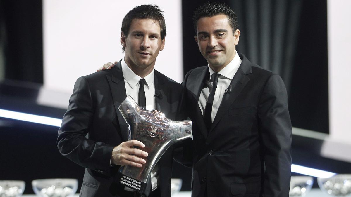 Messi y Xavi cuando el argentino recibió el premio de mejor jugador de Europa (2015).