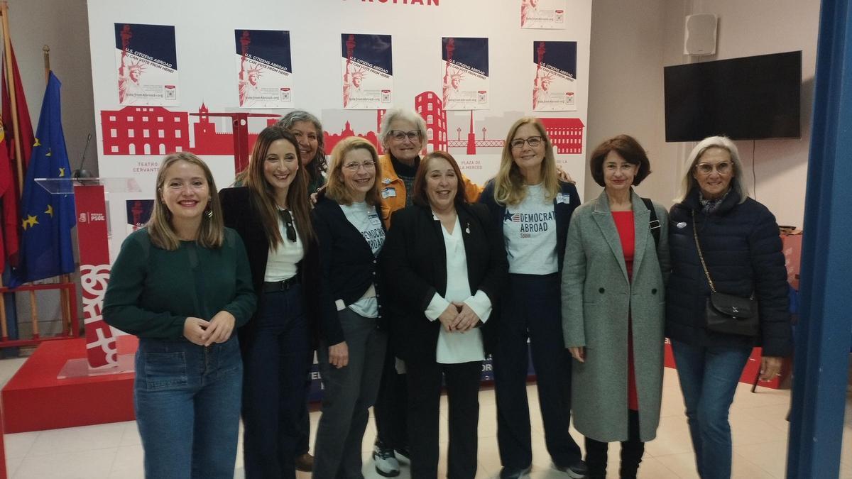 Representantes de Democrats Abroad Spain junto a las socialistas Alicia Murillo, Mari Nieves Ramírez, Carmen Martín y Rosa del Mar Rodríguez.