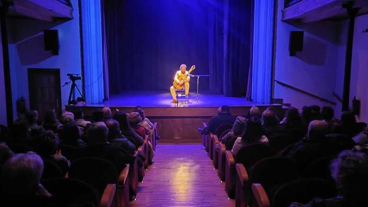 Recital del guitarrista cangués Pablo Menéndez durante al celebración de la Semana Cultural en el teatro Toreno.