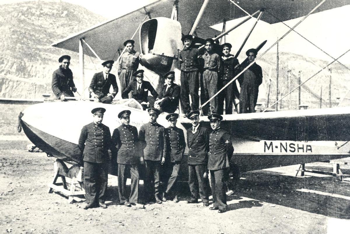 Alumnos de la Escuela de Aeronáutica Naval de Barcelona, junto a un hidroavión en 1924.