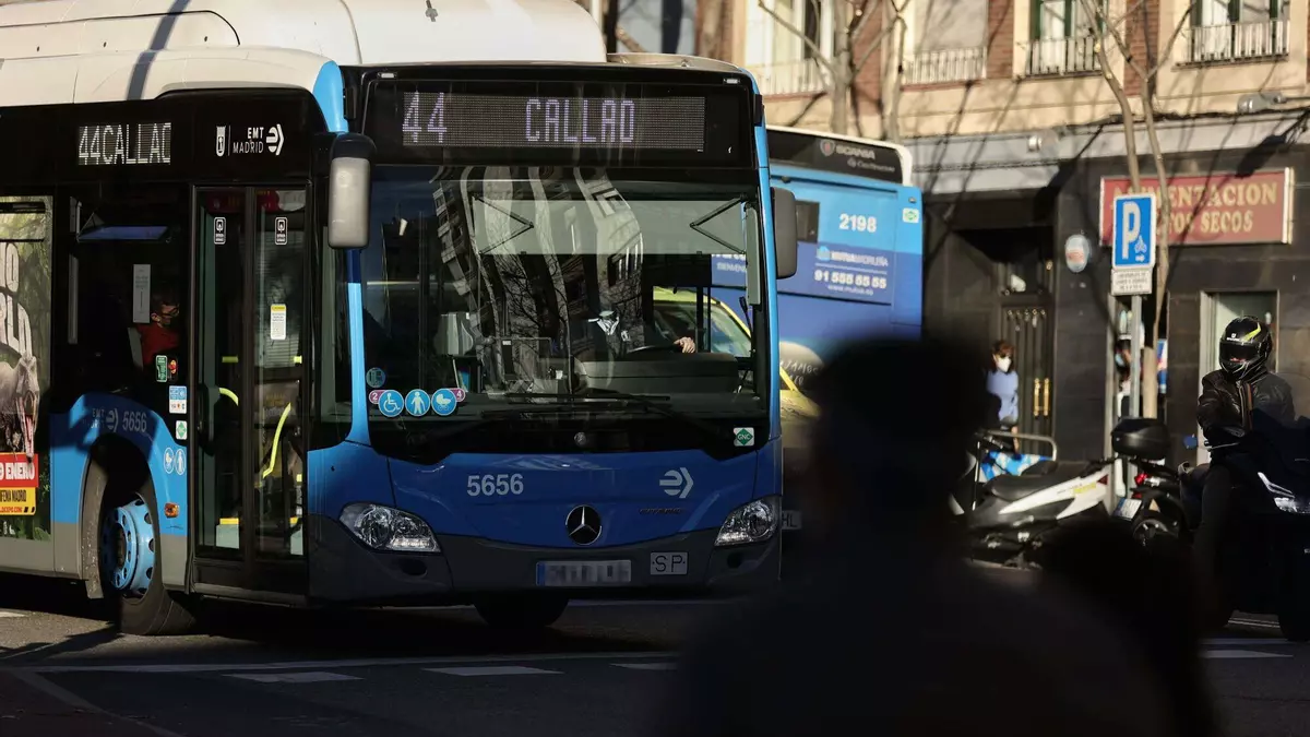 Madrid instala desfibriladores en todos los autobuses de EMT para actuar en emergencias dentro y fuera del vehículo