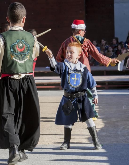 Un centenar de chavales, integrantes de las comparsas de San Vicente, celebran por segundo año la Embajada Infantil a las puertas del Castillo.