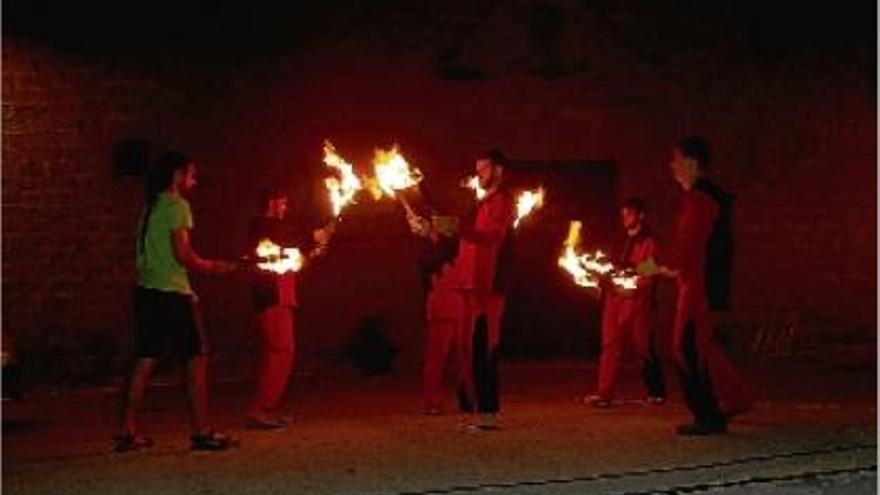 Instant de l&#039;assaig, dimarts, durant l&#039;escena en què s&#039;expliquen les guerres carlines al municipi de Casserres