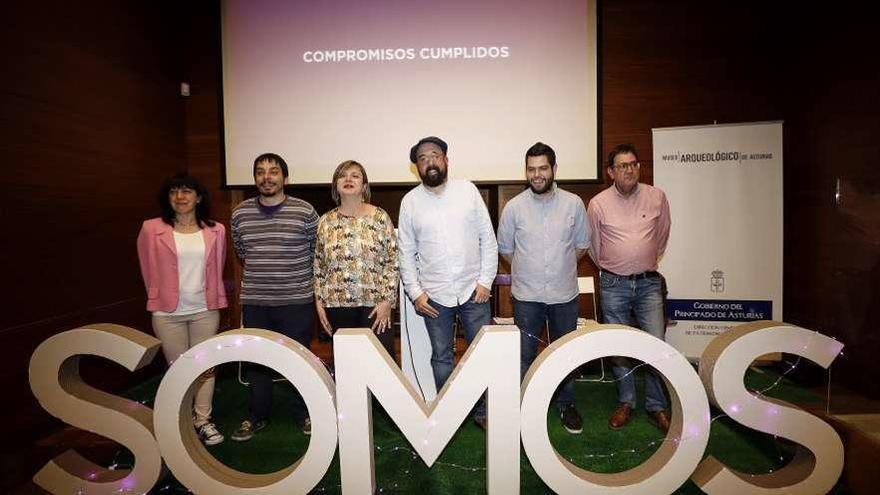 Por la izquierda, Gema Valdés, Ignacio Fernández del Páramo, Ana Taboada, David Acera, Rubén Rosón y Manuel Maurín, ayer, durante la presentación del programa electoral de Somos Oviedo.