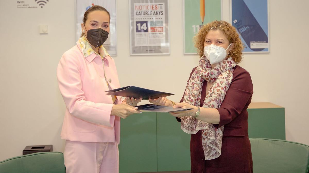 La presidenta de la Fundación del Sueño, Mónica Duart, y la presidenta de la Fundación ADEIT, María Emilia Adán, tras formalizar el acuerdo.